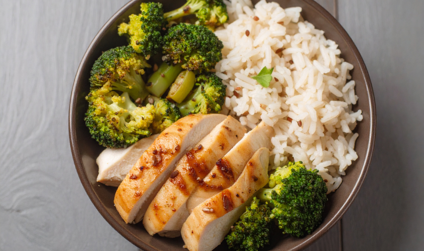Piatto unico con cereali, pollo e verdure